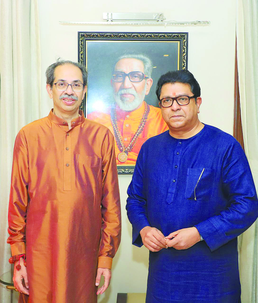 ठाकरे ब्रँडच्या इमारतीची पहिली वीट रचली राज ठाकरे मातोश्रीवर! उद्धवना वाढदिवस शुभेच्छा