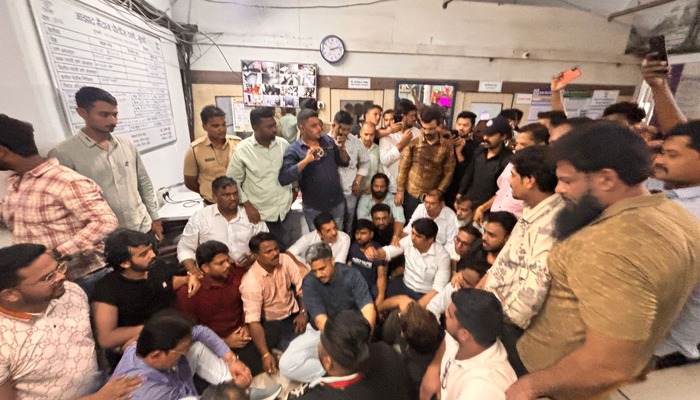 rohit pawar at aazad maidan police station
