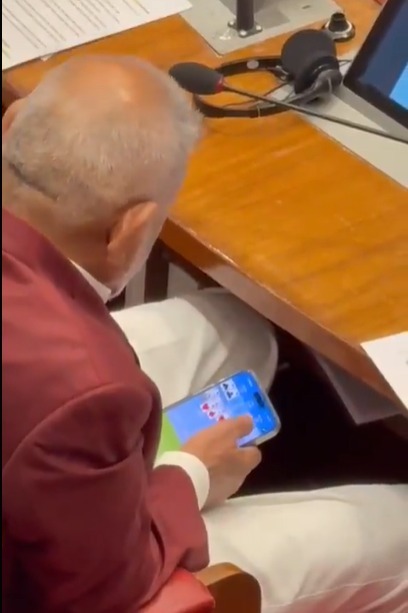 Minister Manikrao Kokate found playing rummy in Assembly, Opposition criticize it ‘insult to democracy