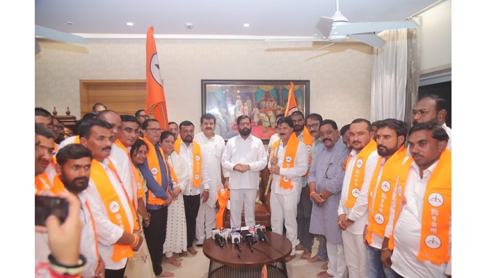 UBT & Congress workers joined the Shinde faction.