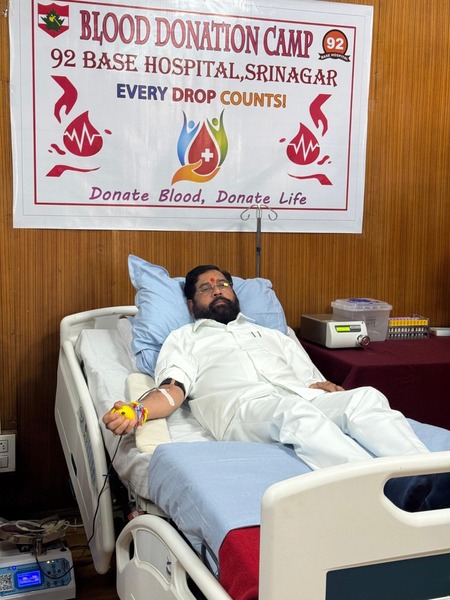 Eknath Shinde donated blood for soldiers in Srinagar
