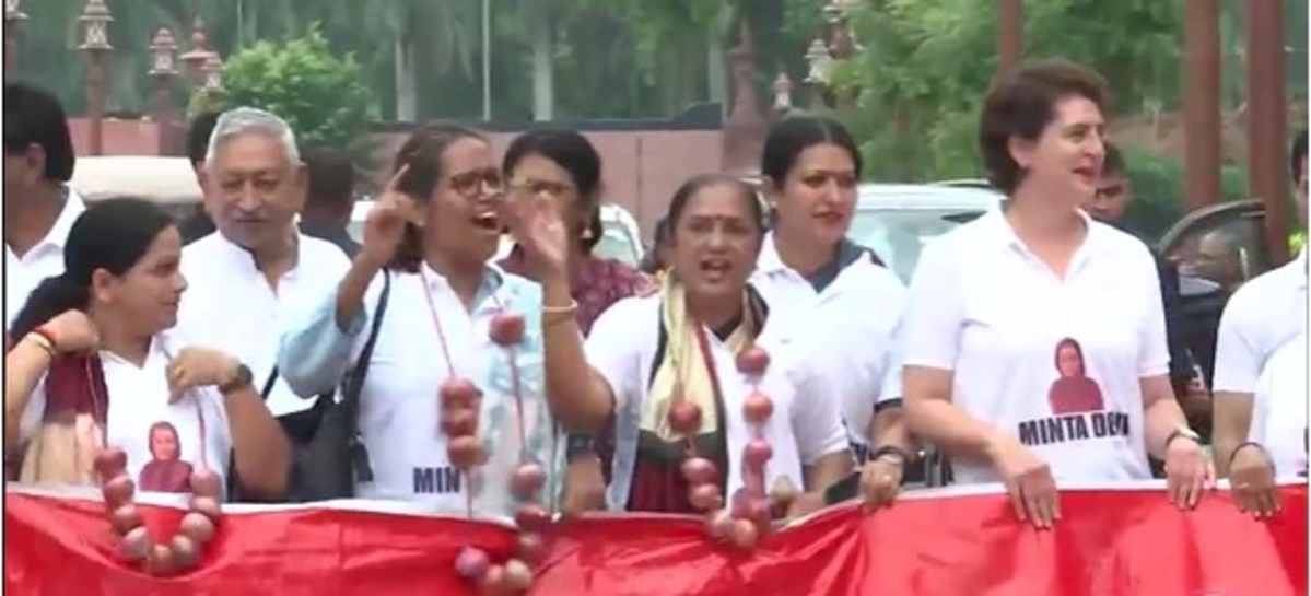 MVA MPs Protest in Parliament Wearing Onion Garlands