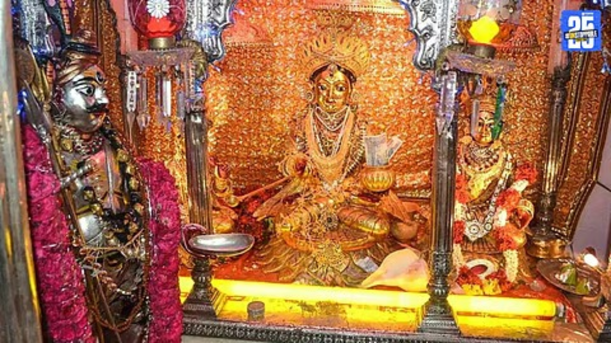 Kashi Temple Offers Milk Prasad