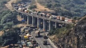 Mumbai Pune Expressway Traffic: मुंबई-पुणे एक्सप्रेसवेवर २४ तासांपासून हजारो प्रवासी अडकले; ड्रोन फोटोंमध्ये दिसले भयान वास्तव