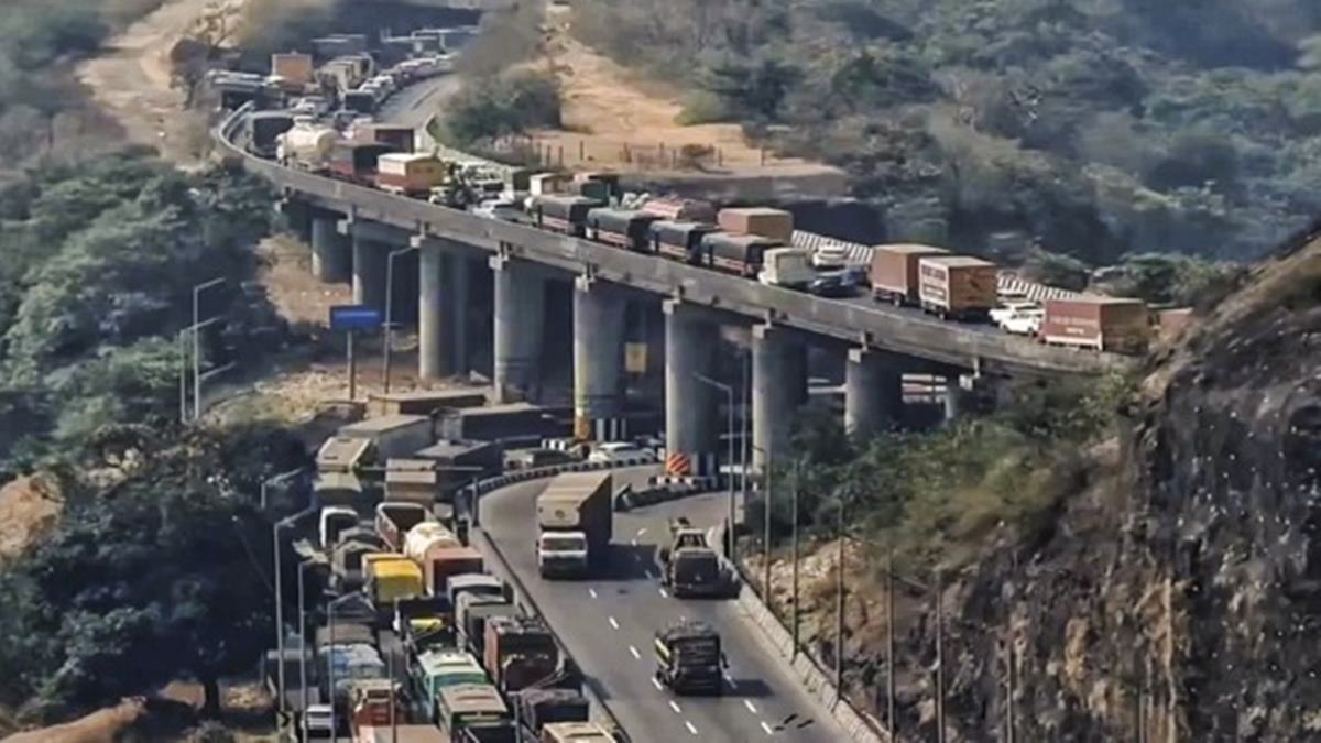 Mumbai Pune Expressway Traffic: मुंबई-पुणे एक्सप्रेसवेवर २४ तासांपासून हजारो प्रवासी अडकले; ड्रोन फोटोंमध्ये दिसले भयान वास्तव