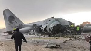 Bolivia Plane Crash: पुन्हा विमान अपघात! नोटांची वाहतूक करणारे लष्करी विमान कोसळले; रस्त्यावर पैशांचा पाऊस