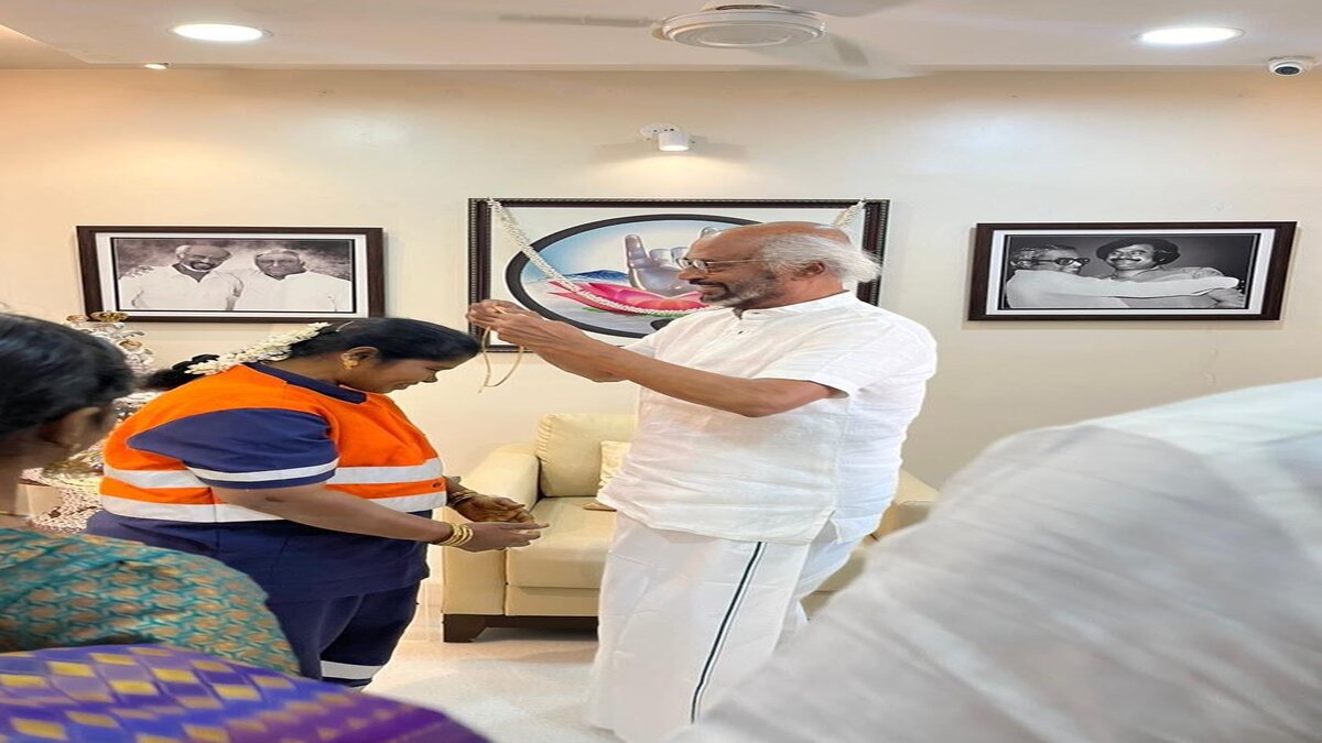 Rajinikanth Gifts Gold Chain