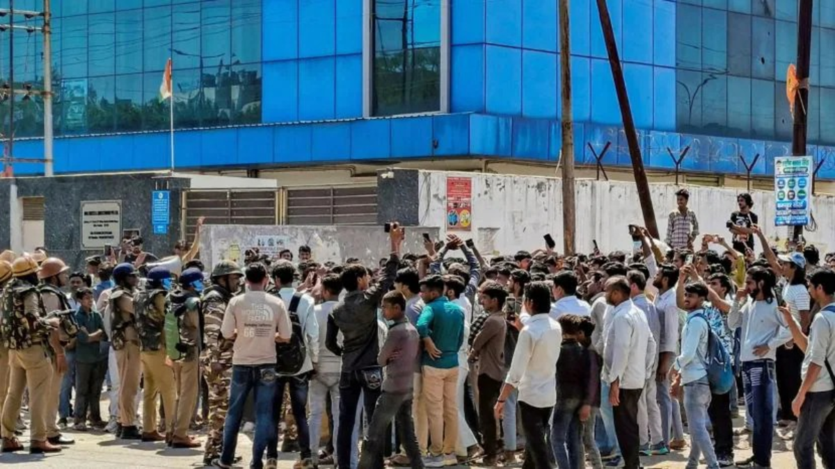 Noida Employees Protest :