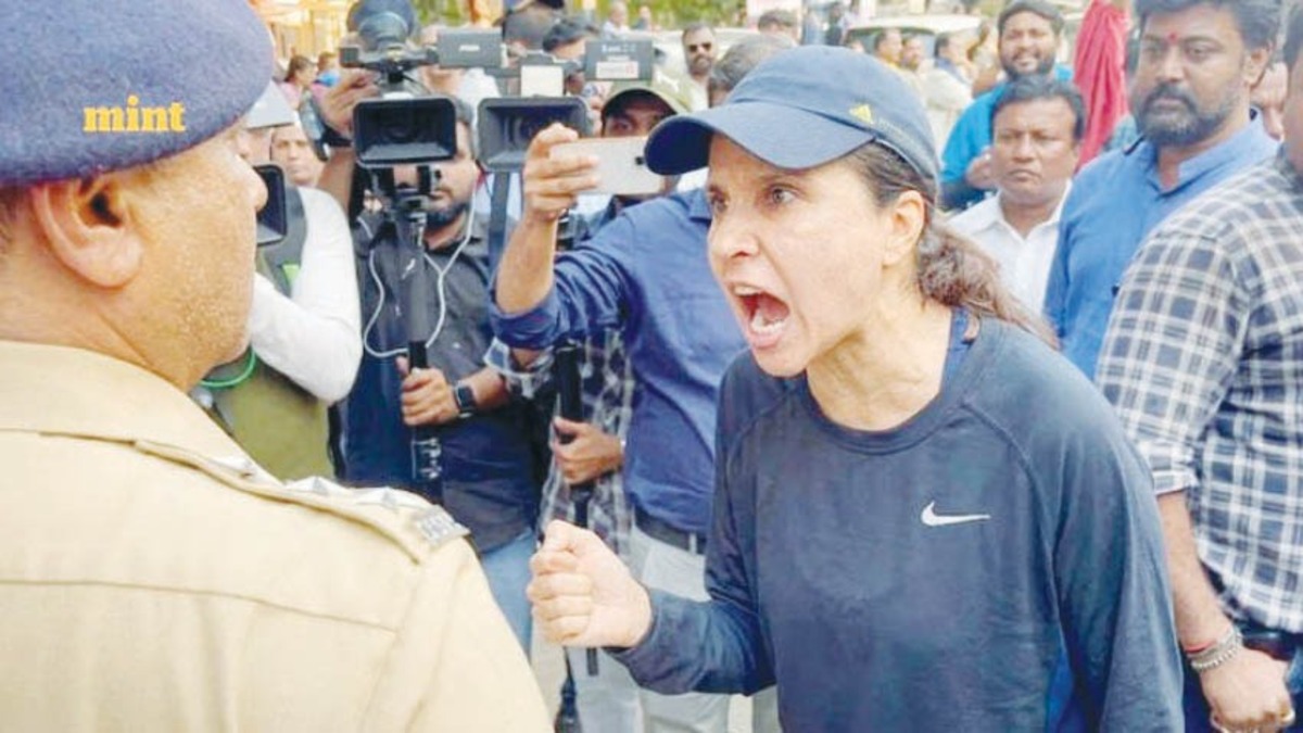 Woman Rebukes Minister Mahajan during narishakti morcha