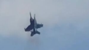 US Navy Jet Collision: एअर शो दरम्यान 2फायटर जेट्स हवेतच एकमेकांना धडकले; वैमानिकांचा चमत्कारीक बचाव; पाहा व्हिडिओ