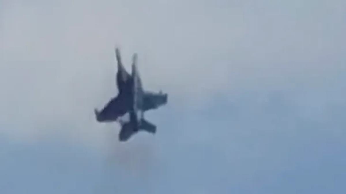 US Navy Jet Collision: एअर शो दरम्यान 2फायटर जेट्स हवेतच एकमेकांना धडकले; वैमानिकांचा चमत्कारीक बचाव; पाहा व्हिडिओ