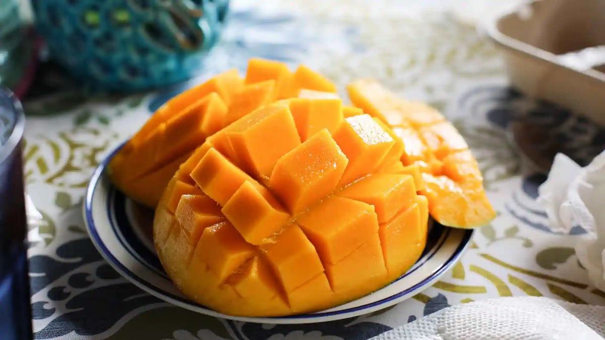 Mango Side Effects: उन्हाळ्यात 'आमरस' आवडीने खात असाल तर सावधान! 'या' 5 चुकांमुळे बिघडू शकते पोट