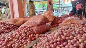 Onion Market Crisis: लासलगाव बाजार समितीत कांदा लिलाव बंद होणार? डिझेल तुटवड्यामुळे व्यापारी आक्रमक