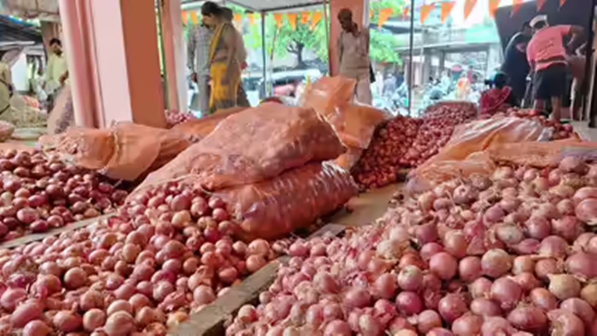 Onion Market Crisis: लासलगाव बाजार समितीत कांदा लिलाव बंद होणार? डिझेल तुटवड्यामुळे व्यापारी आक्रमक