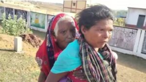 Viral Video: 90 वर्षांच्या सासूला पाठीवर घेऊन सून चालली 9 किलोमीटर; कारण काय? हृदयद्रावक व्हिडिओ व्हायरल