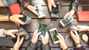 Smartphone Tips: मोबाईलवर हजारो रुपये खर्च करण्यापूर्वी 'या' 5 गोष्टी वाचा; जुना फोनही चालेल एकदम नव्यासारखा