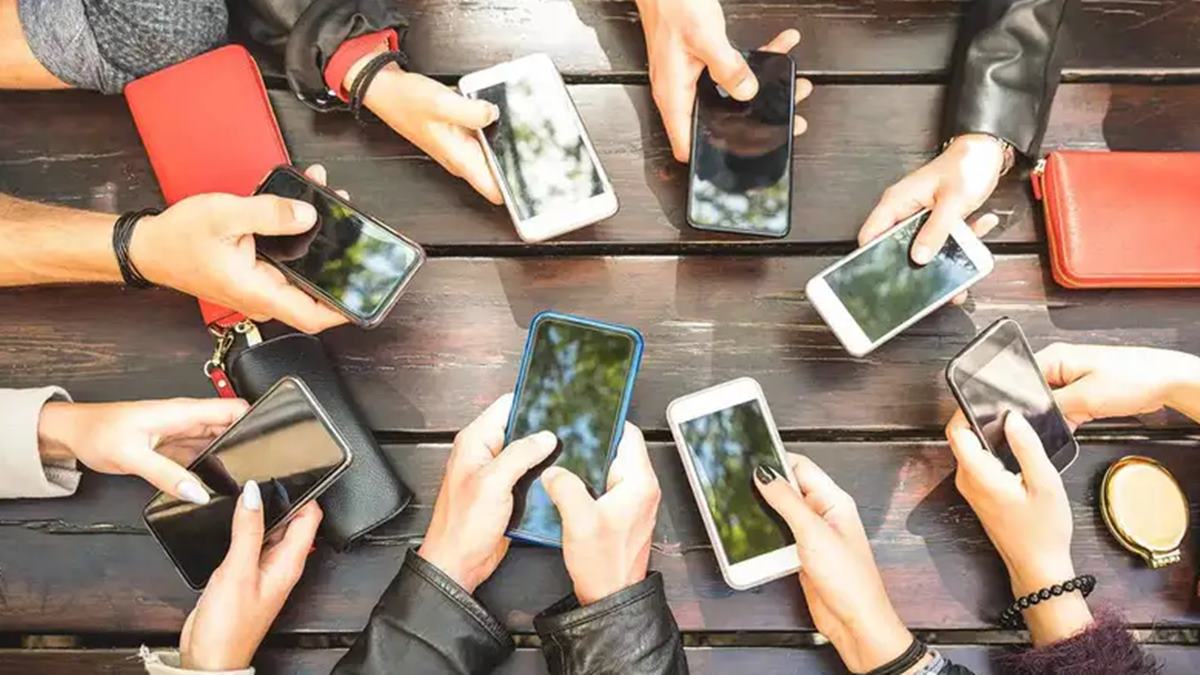 Smartphone Tips: मोबाईलवर हजारो रुपये खर्च करण्यापूर्वी 'या' 5 गोष्टी वाचा; जुना फोनही चालेल एकदम नव्यासारखा