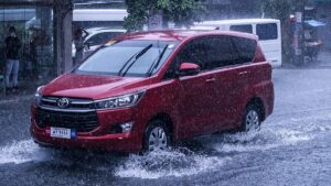 Monsoon Car Care Tips : पावसाळ्यात पाण्यात गाडी अचानक बंद पडली? करू नका 'ही' चूक