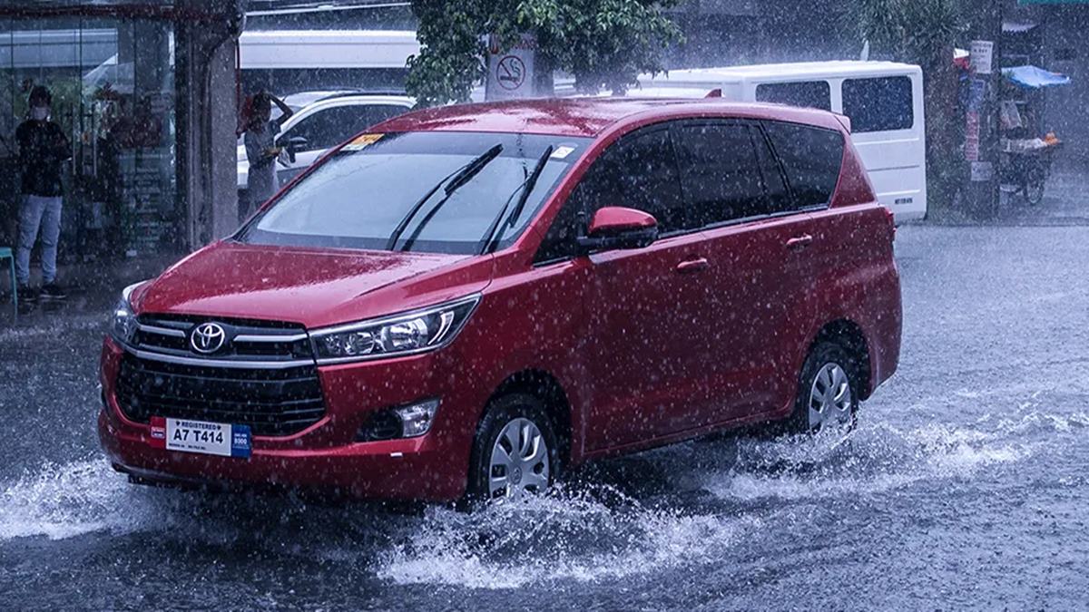 Monsoon Car Care Tips : पावसाळ्यात पाण्यात गाडी अचानक बंद पडली? करू नका 'ही' चूक