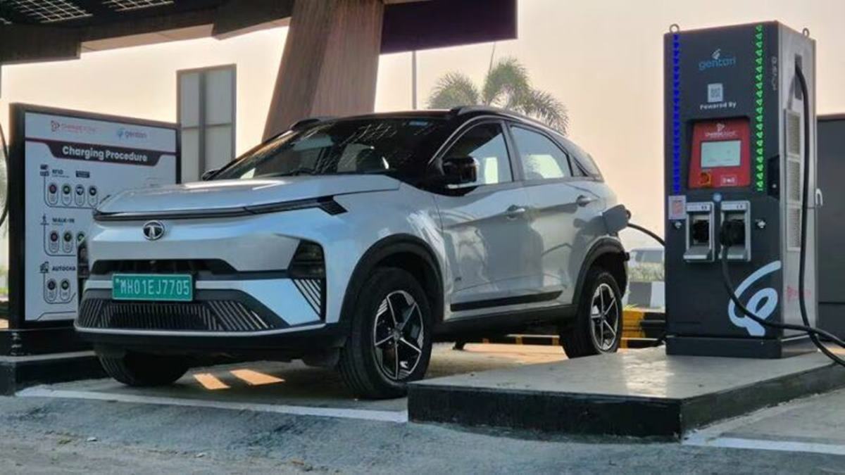 CNG vs Electric Car: पेट्रोलच्या वाढत्या किमतींमुळे हैराण? 10 लाखांच्या बजेटमध्ये सीएनजी की इलेक्ट्रिक कार; पाहा कोणती ठरेल फायदेशीर?