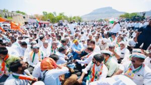 Onions priced at just ₹1.25 per kg ! Farmers devastated