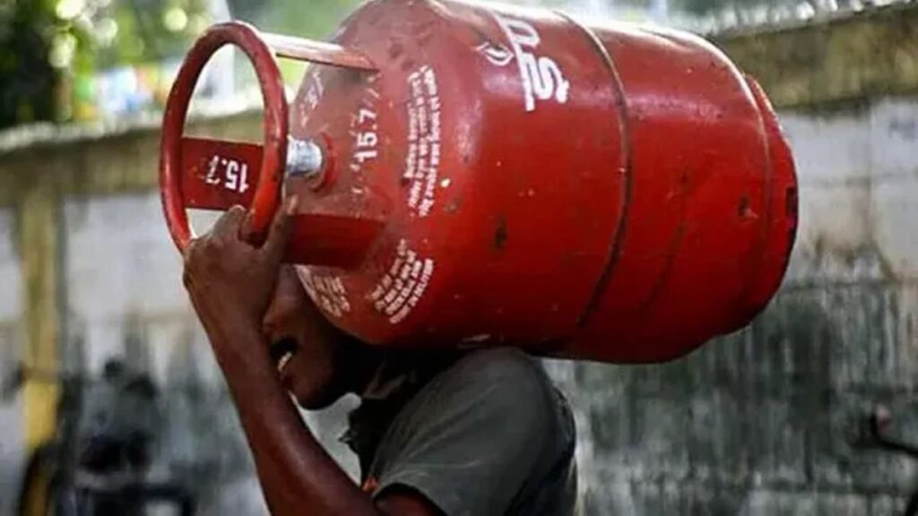 LPG Price Hike: सर्वसामान्यांना महागाईचा मोठा झटका! घरगुती गॅस सिलिंडरच्या किमतीत पुन्हा वाढ; पाहा नवीन दर