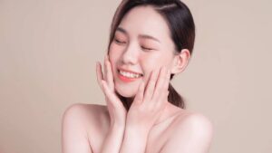 Korean Skincare Secrets: 60व्या वर्षीही दिसेल 30चा ग्लो! कोरियन लोकांसारखी काचेसारखी चमकदार त्वचा मिळवण्यासाठी घरीच बनवा 'हे' 5 कोलेजन पॅक
