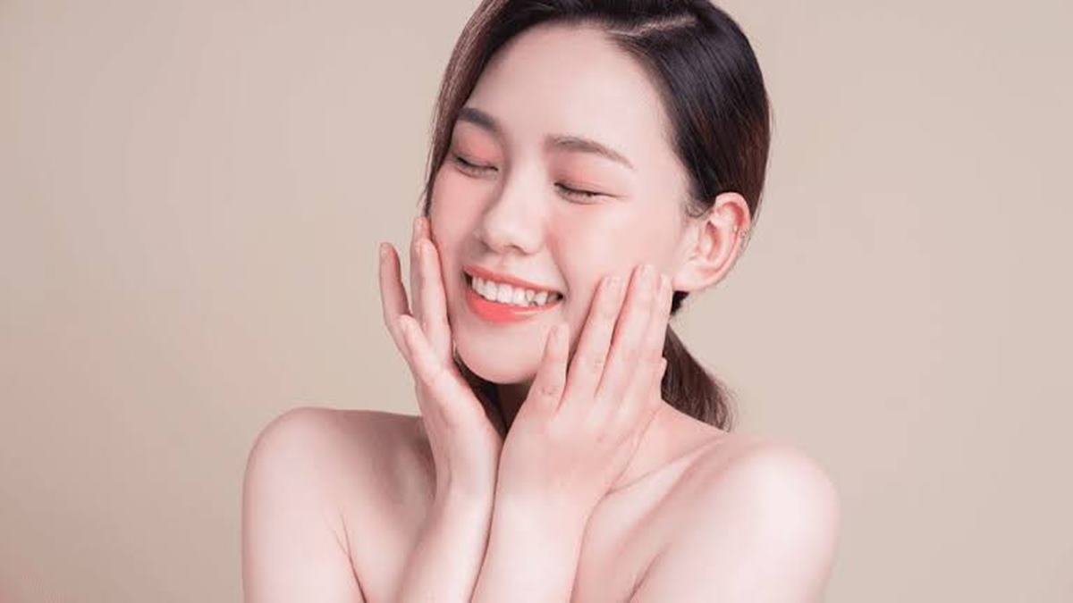 Korean Skincare Secrets: 60व्या वर्षीही दिसेल 30चा ग्लो! कोरियन लोकांसारखी काचेसारखी चमकदार त्वचा मिळवण्यासाठी घरीच बनवा 'हे' 5 कोलेजन पॅक