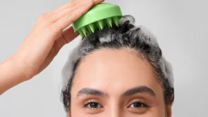 Scalp Care Tips: डोक्यात वारंवार कोंडा का होतो? जाणून घ्या यामागचे खरे कारण
