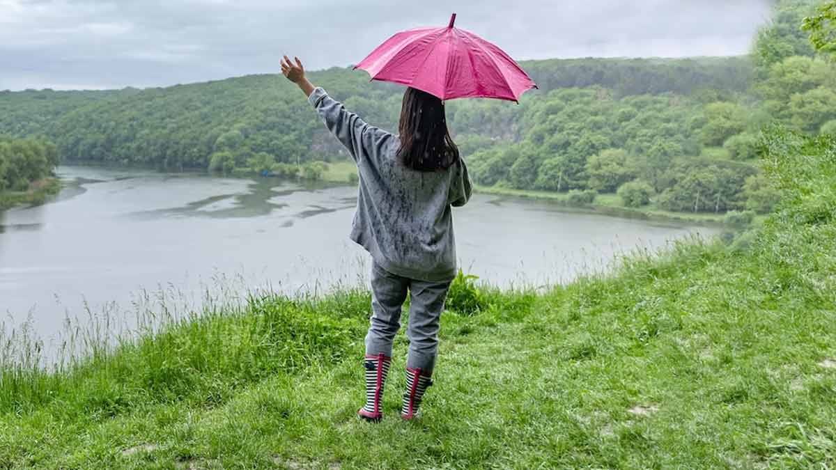 Monsoon Travel Tips: पावसाळ्यात फिरायला जाताय? पॅकिंग करताना सोबत ठेवा 'या' गोष्टी