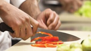 Food Safety Alert: हॉटेलमध्ये गंजलेल्या चाकूंचा वापर केल्यास होणार कारवाई! FSSAI खाद्यपदार्थ विक्रेत्यांसाठी नवा नियम