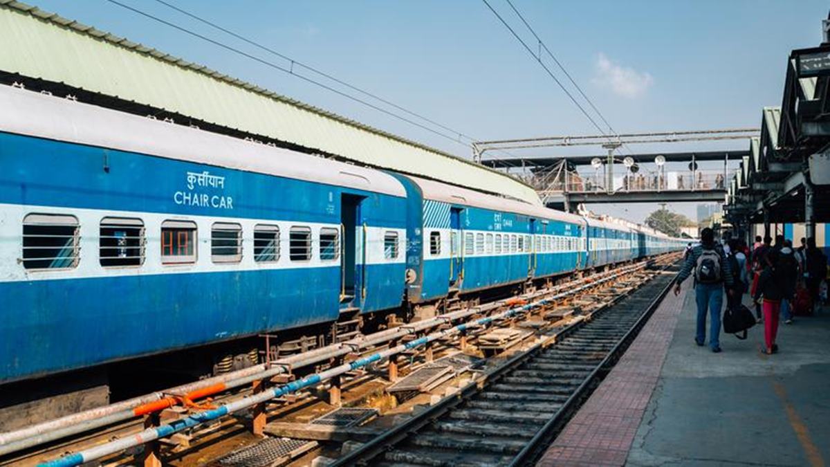 Indian Railways New Rules: ट्रेनमध्ये विनापरवाना फेरी मारणे, भीक मागणे आणि धूम्रपान करणाऱ्यांना होणार जेल! दंडाच्या रकमेत मोठी वाढ