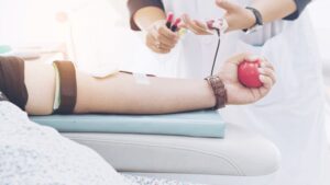 Blood Donation Facts: रक्तदान केल्याने शरीरात खरोखरच कमजोरी येते? जाणून घ्या यामागचे ५ मोठे गैरसमज आणि वैज्ञानिक सत्य
