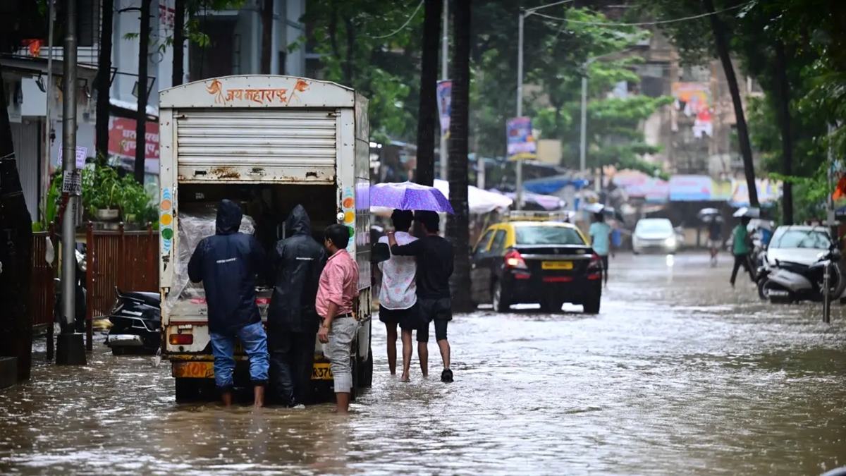 Nashik Rain Update: नाशिकमध्ये ढगफुटीचा इशारा, 'रेड अलर्ट'मुळे सप्तशृंगगड आणि त्र्यंबकेश्वर मंदिर बंद! शाळांना सुट्टी