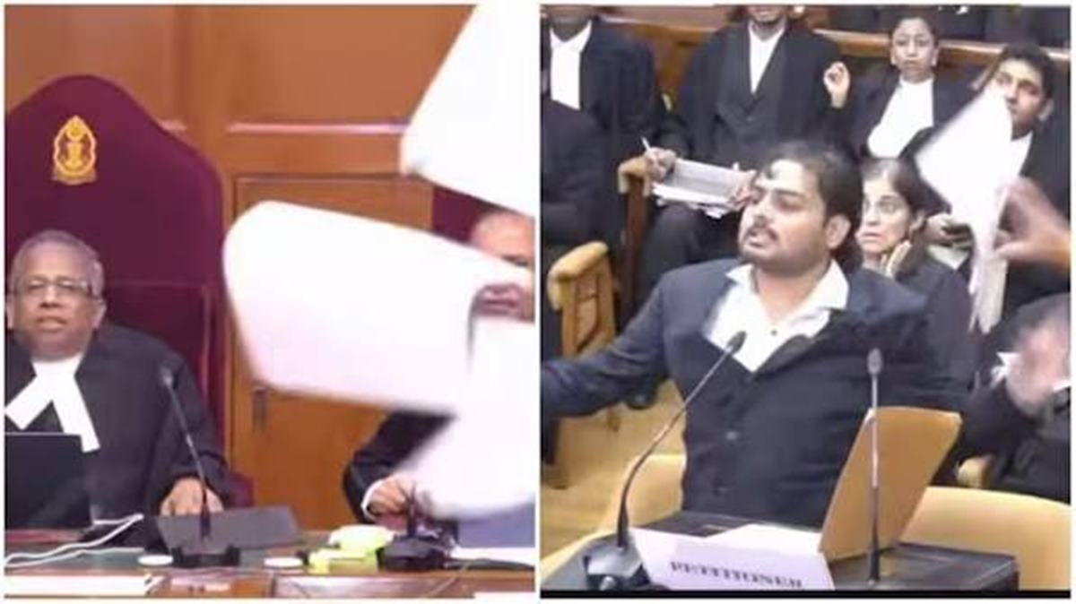 Supreme Court News: सर्वोच्च न्यायालयात अभूतपूर्व राडा! न्यायाधीशांनाच दिली 'ऑर्डर'; कागदपत्रे हवेत भिरकावत सरन्यायाधीशांना शिवीगाळ; काय घडलं?
