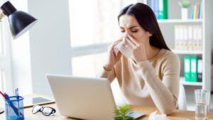 Hidden Allergy Triggers: सतत येणाऱ्या शिंका आणि नाक बंद होण्याने हैराण आहात? तुमच्याच घरात लपलेत 'हे' ६ छुपे शत्रू