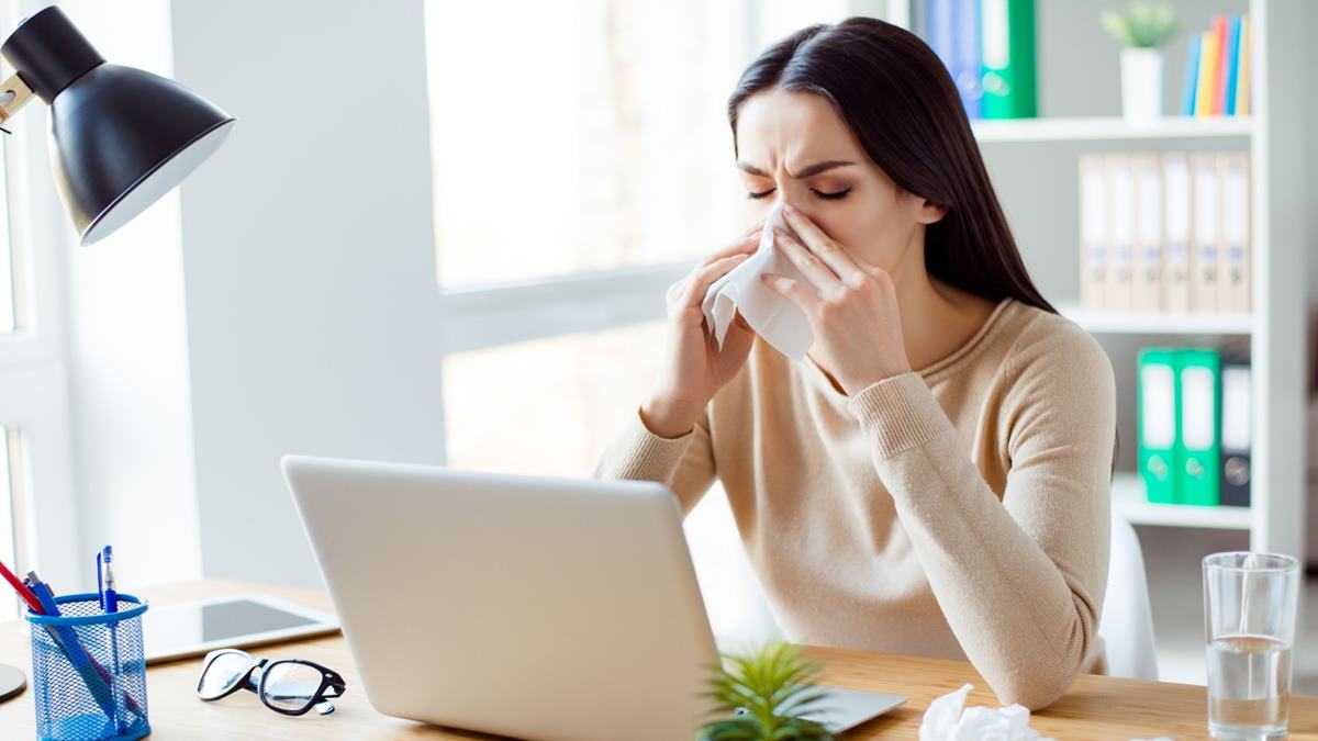 Hidden Allergy Triggers: सतत येणाऱ्या शिंका आणि नाक बंद होण्याने हैराण आहात? तुमच्याच घरात लपलेत 'हे' ६ छुपे शत्रू