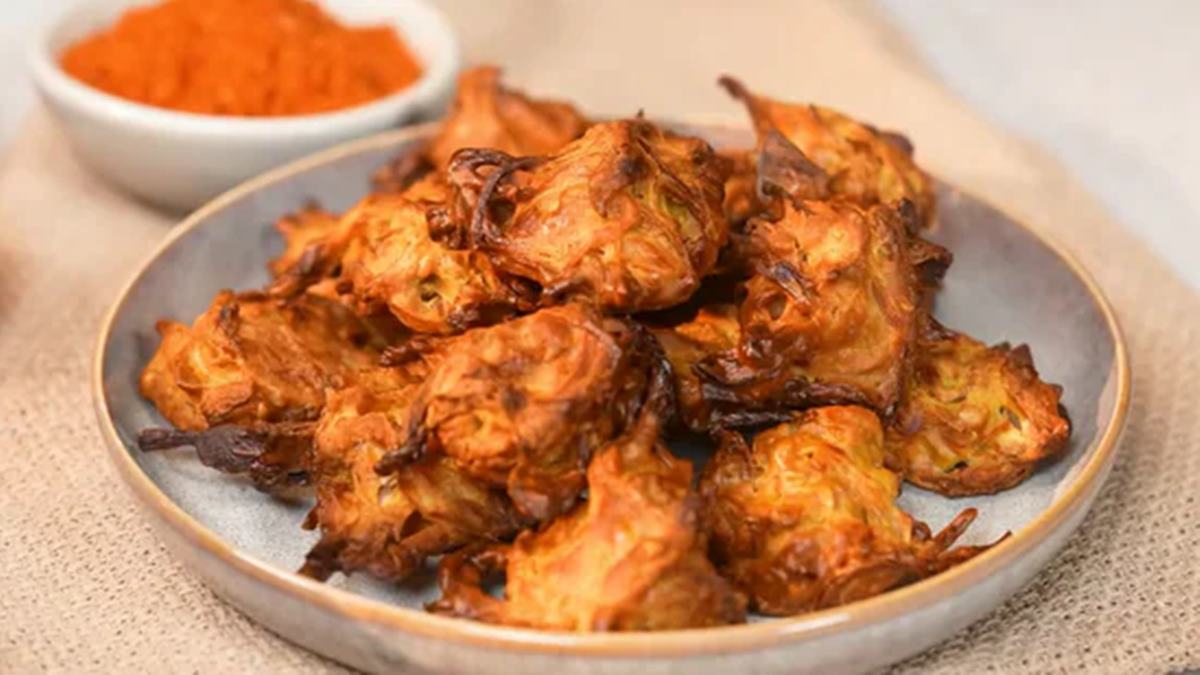 Air Fryer Onion Pakoda Recipe: एअर फ्रायरमध्ये कुरकुरीत कांदा भजी कशी बनवायची? जाणून घ्या सोपी रेसिपी