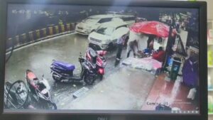 Mumbai Tree Collapse : मुंबईत दुकानाच्या बाहेर अचानक कोसळले भले मोठे झाड! 2 महिला गंभीर जखमी