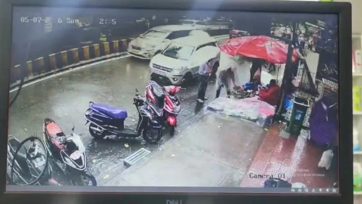 Mumbai Tree Collapse : मुंबईत दुकानाच्या बाहेर अचानक कोसळले भले मोठे झाड! 2 महिला गंभीर जखमी