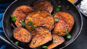Brinjal Tawa Fry Recipe: वांग्याची भाजी खाऊन कंटाळलात? 10 मिनिटांत बनवा कुरकुरीत वांग्याचे काप; चव अशी की मासे खाणेही विसराल!