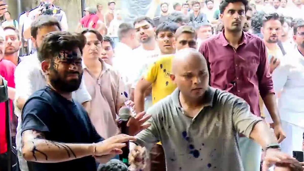 Abhijit Dipke Ink Attack : अभिजित दिपकेंवर शाईफेक करणाऱ्या बरखा त्रेहन आहेत तरी कोण? स्वतः पोस्ट करत सांगितले धक्कादायक कारण
