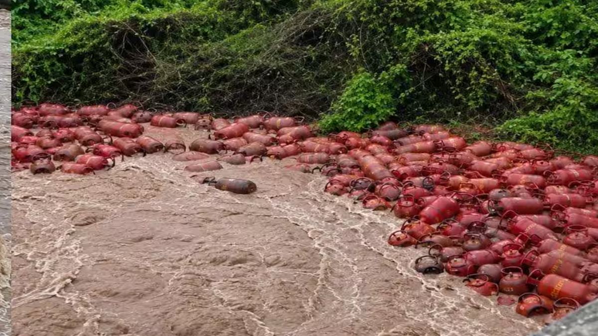 Raigad Flood: रायगडमध्ये महापूर! पाताळगंगा नदीत वाहून गेले तब्बल 3000 गॅस सिलेंडर; जिल्हाधिकाऱ्यांनी केले 'हे' आवाहन