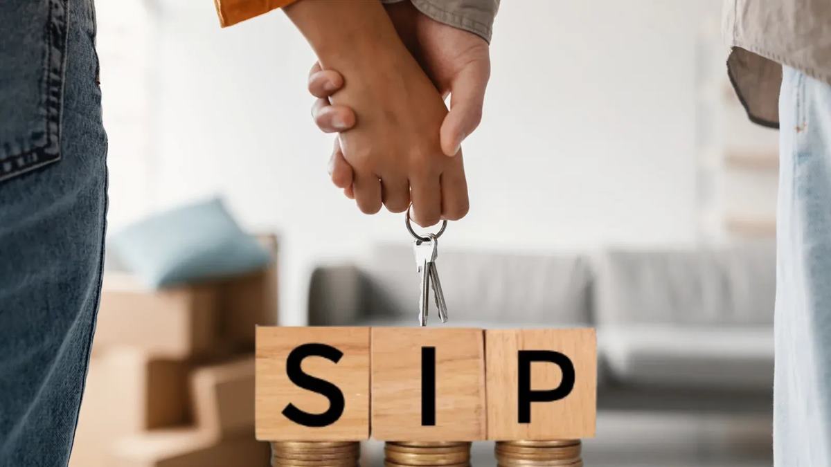 Mutual Fund SIP: 10 वर्षांत 1 कोटींचा निधी उभारण्याचा सर्वात सोपा फॉर्म्युला! दरमहा किती रुपयांची करावी लागेल SIP? पाहा