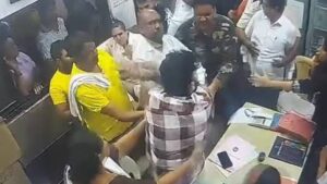 KDMC Shastri Nagar Hospital: डोंबिवलीत रुग्णालयात घुसून महिला डॉक्टरांना मारहाण; शिंदेसेनेच्या नगरसेवकाचा कार्यकर्त्यांसह हैदोस; व्हिडिओ व्हायरल