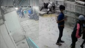Pune Koyta Gang Crime: पुण्यात कोयता गँगचा पुन्हा धुमाकूळ! कोथरूडमध्ये तरुणावर भररस्त्यात जीवघेणा हल्ला; खळबळजनक घटना CCTV मध्ये कैद