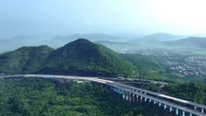 Mumbai Pune Expressway Updates: मुंबई-पुणे प्रवास करताय? थांबा! मिसिंग लिंकवर स्लॅब कोसळल्याने वाहतूक ठप्प