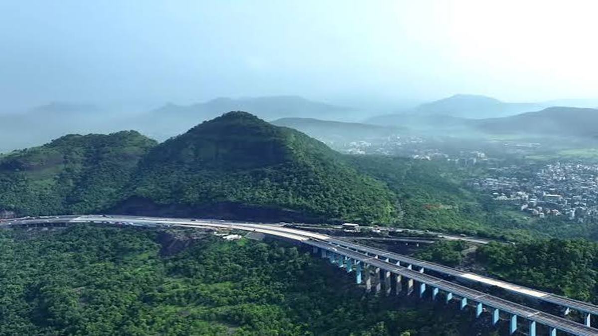 Mumbai Pune Expressway Updates: मुंबई-पुणे प्रवास करताय? थांबा! मिसिंग लिंकवर स्लॅब कोसळल्याने वाहतूक ठप्प