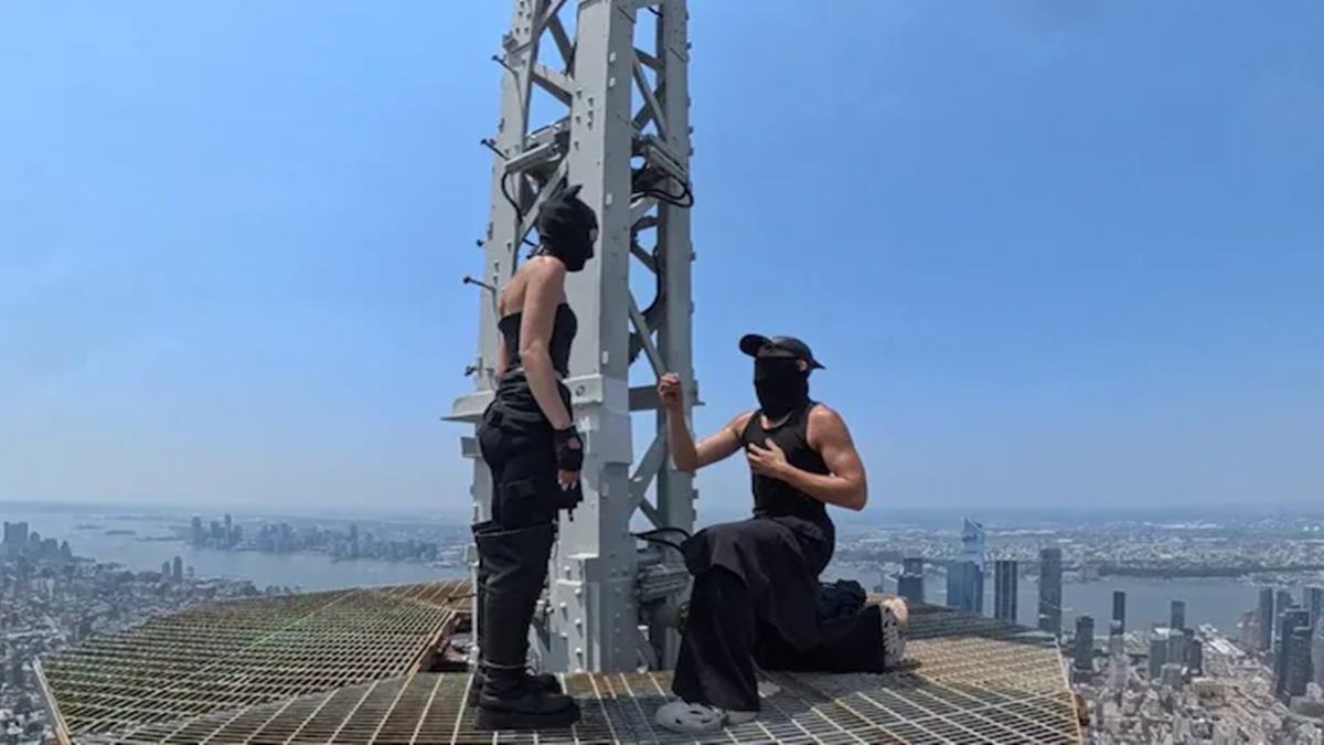Empire State Building Proposal: न्यूयॉर्कमध्ये थरार! १,४५४ फूट उंच इमारतीवर चढून रशियन जोडप्याने केले प्रपोज; व्हिडिओ व्हायरल
