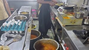 FDA Action Mumbai: मुंबईत तुकाराम मुंढेंचा दणका! 3 प्रसिद्ध हॉटेल्सचे लायसन्स निलंबित; स्वयंपाकघरातील अस्वच्छता आली समोर